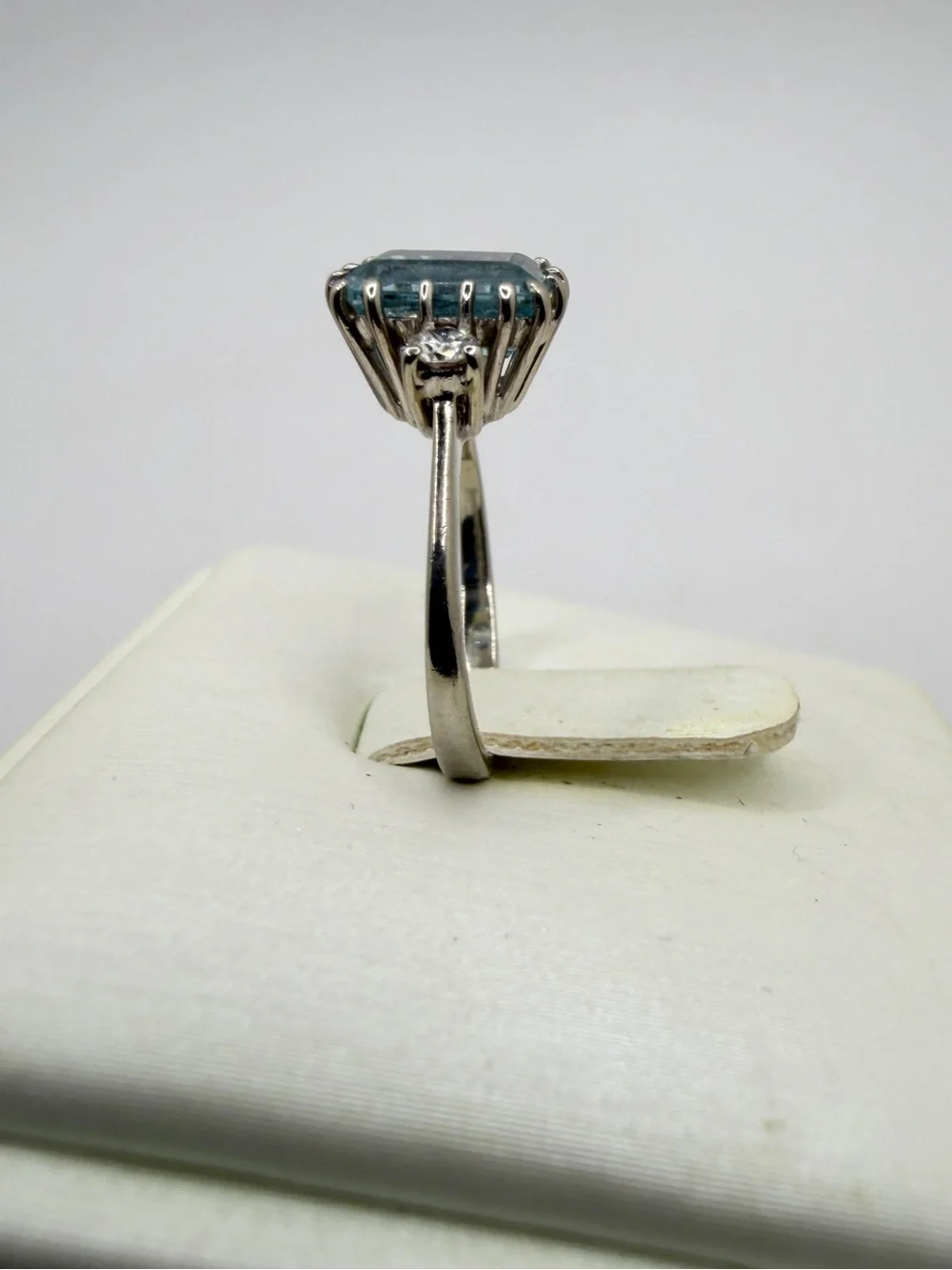 Vintage 8x6mm Natural AQUAMARINE w/ two 3mm natural diamonds ring in 14kt WG!